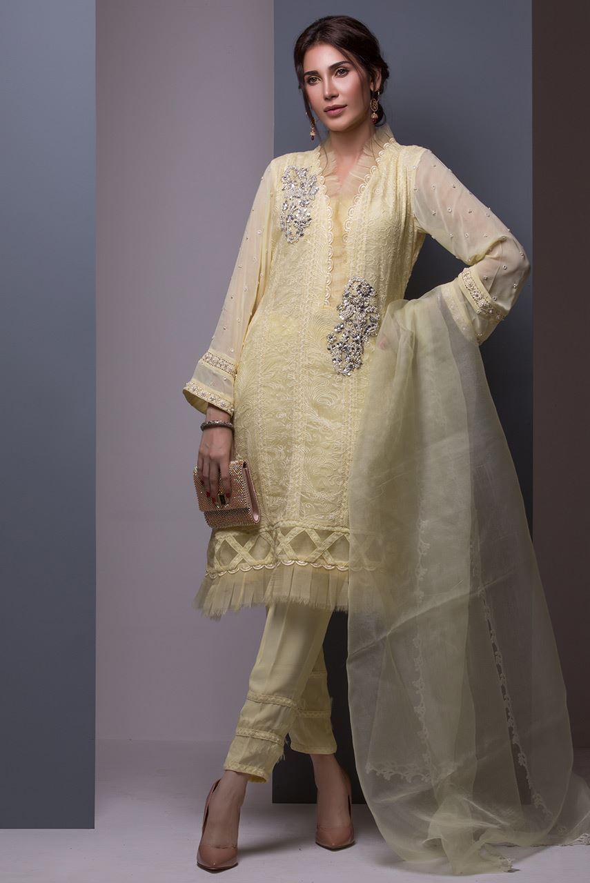 Simple Mehndi Outfit for Pakistnai Wedding