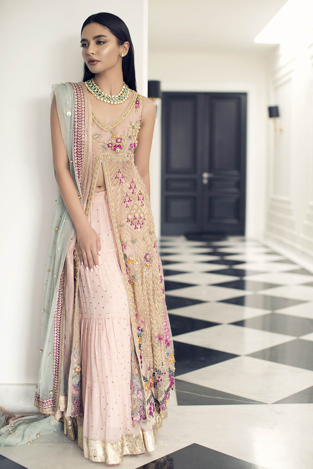 simple mehndi dress for bride
